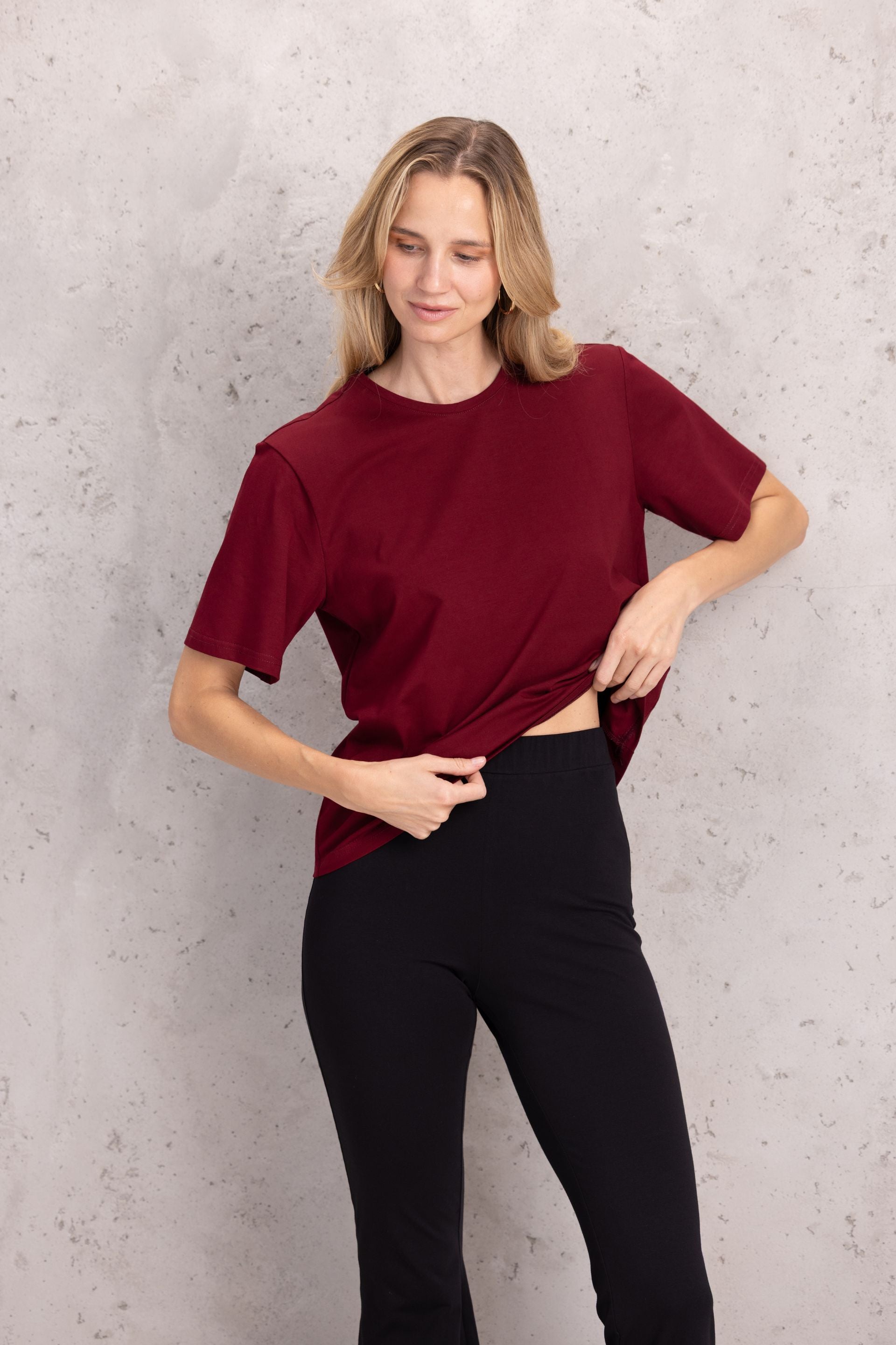 T-shirt basic o pudełkowym kroju burgund