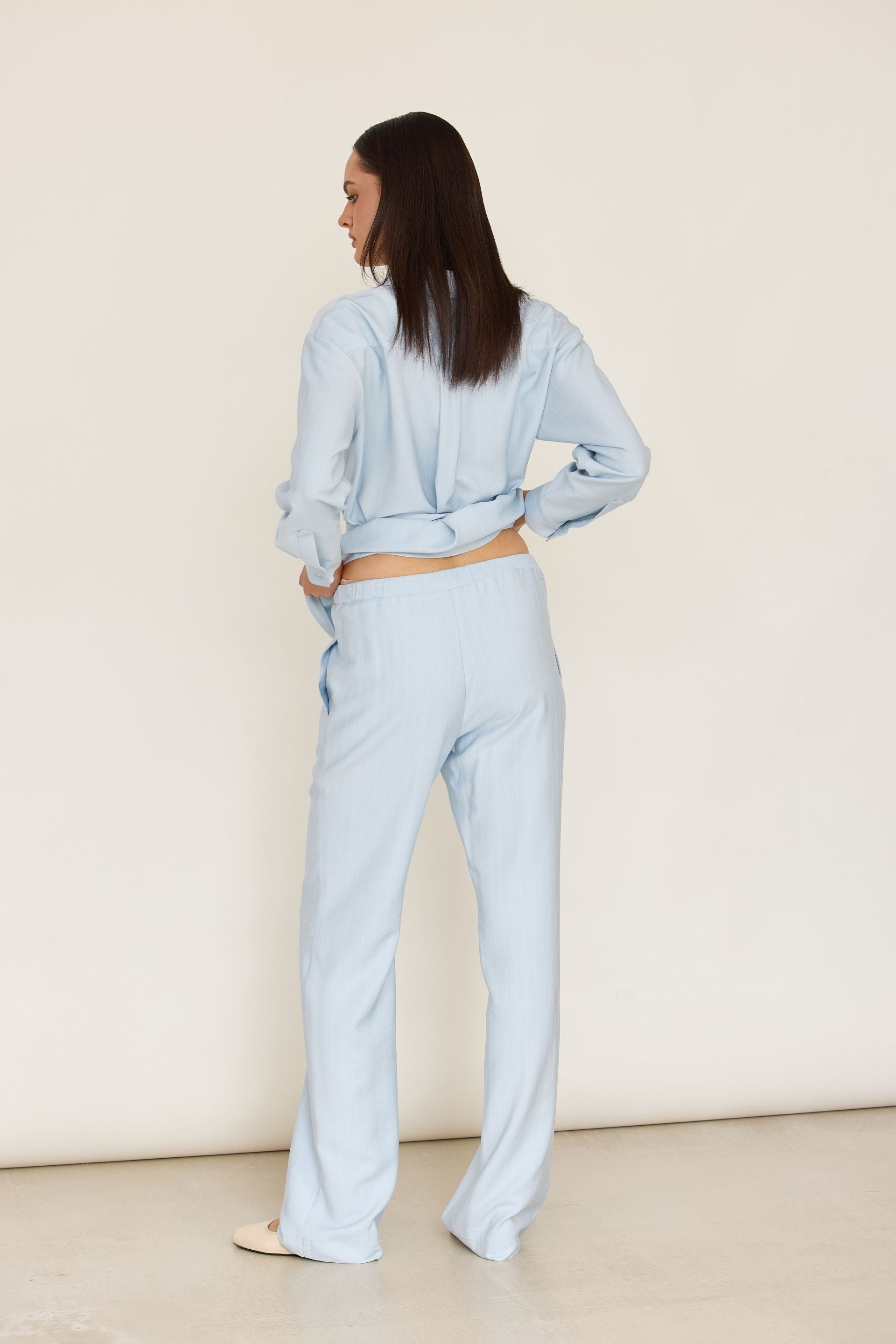 Spodnie na gumie w delikatne paski baby blue