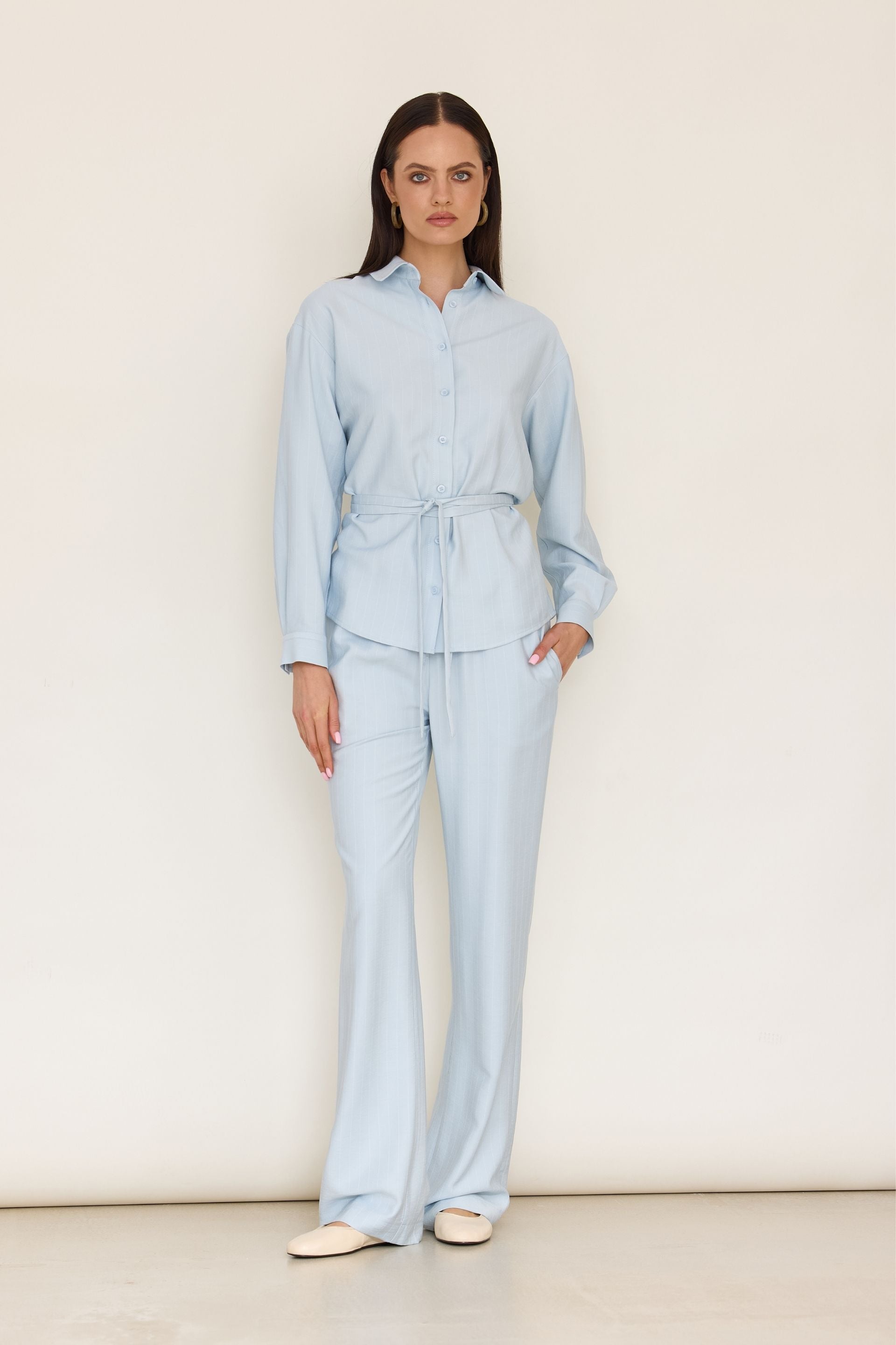 Spodnie na gumie w delikatne paski baby blue