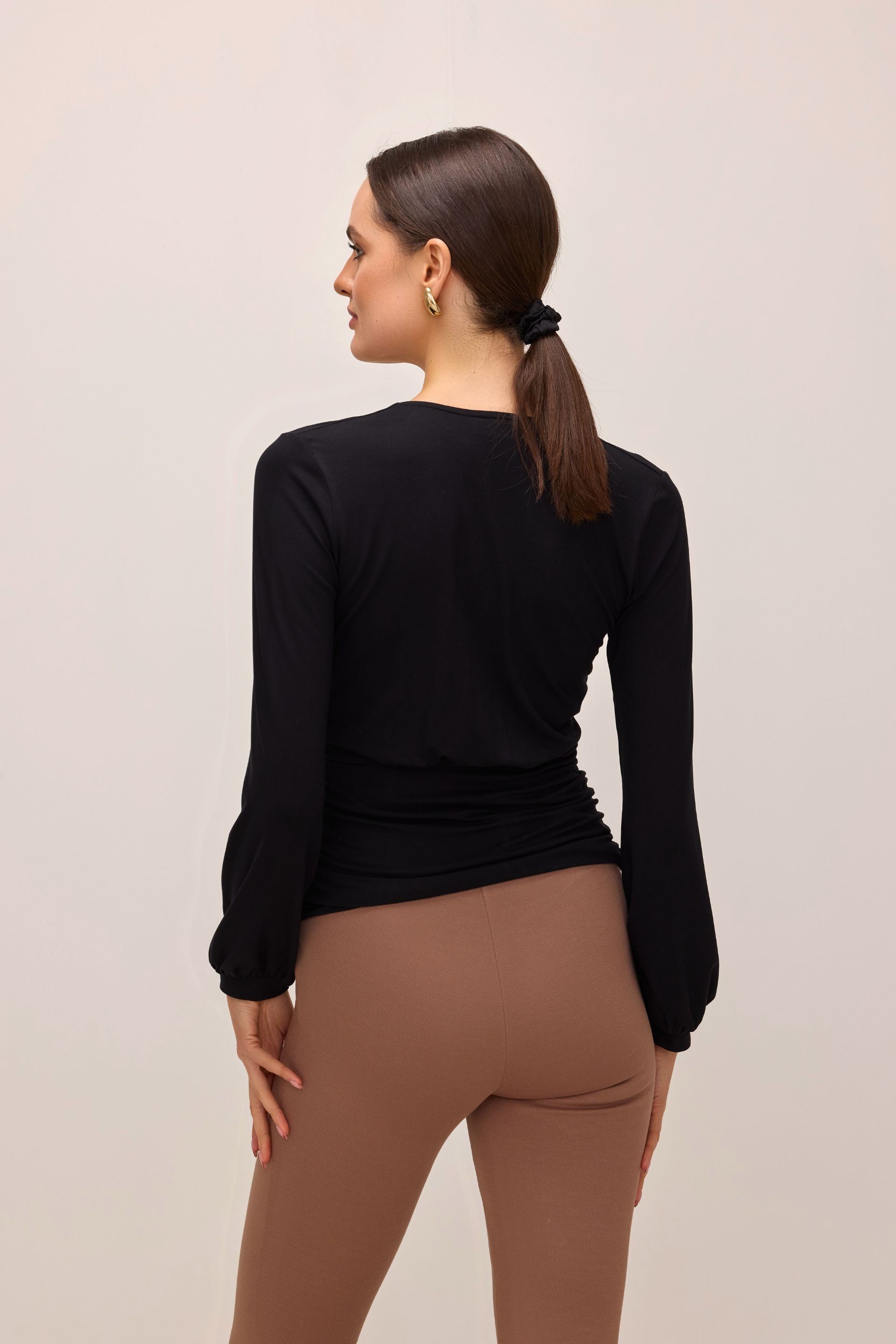 Elegancka bluzka kopertowa z mikromodalu czarna