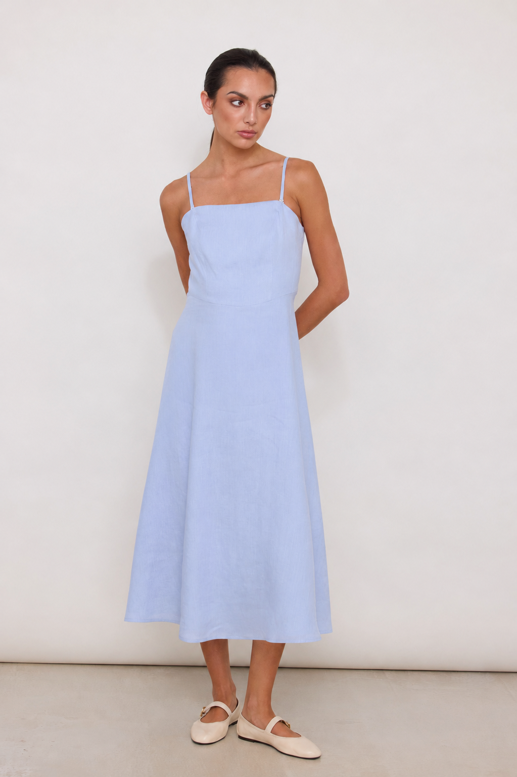 Sukienka lniana midi z odpinanymi ramiączkami baby blue
