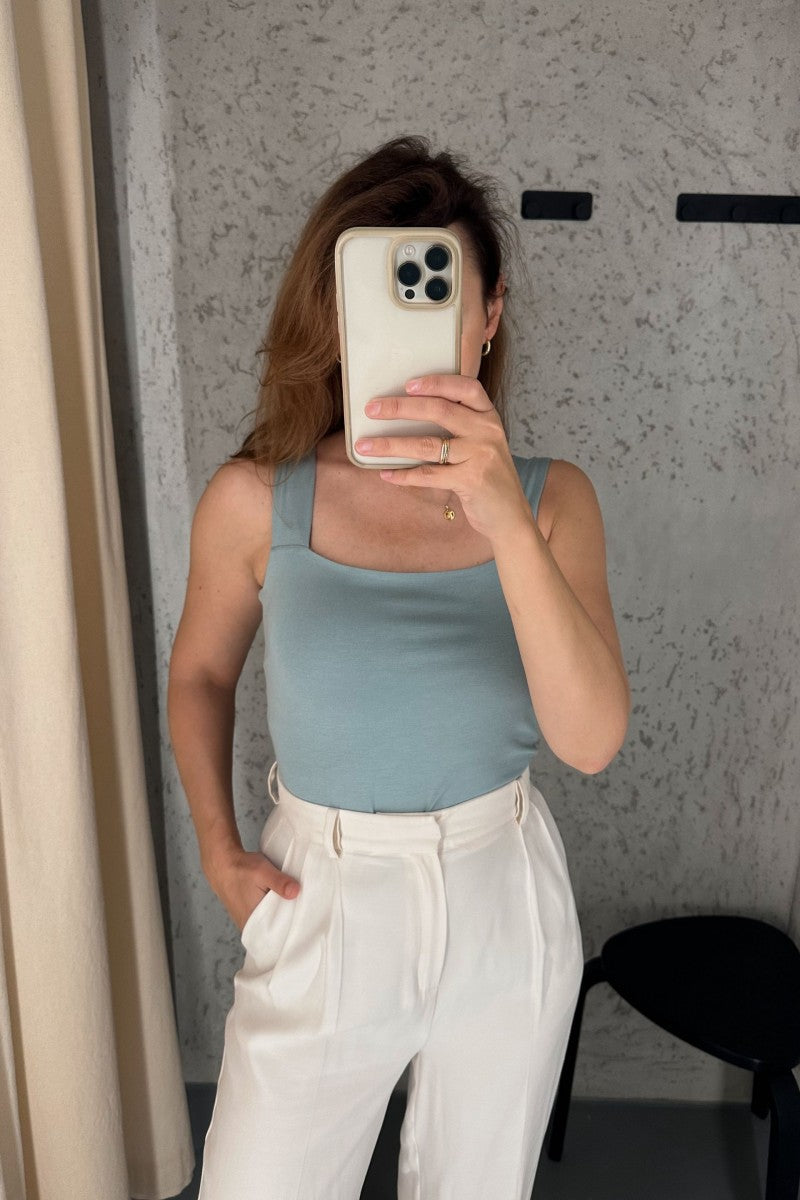 Bluzka na ramiączkach z kwadratowym dekoltem szałwiowa