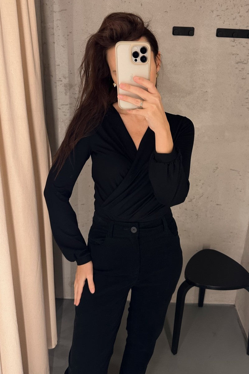 Elegancka bluzka kopertowa z mikromodalu czarna
