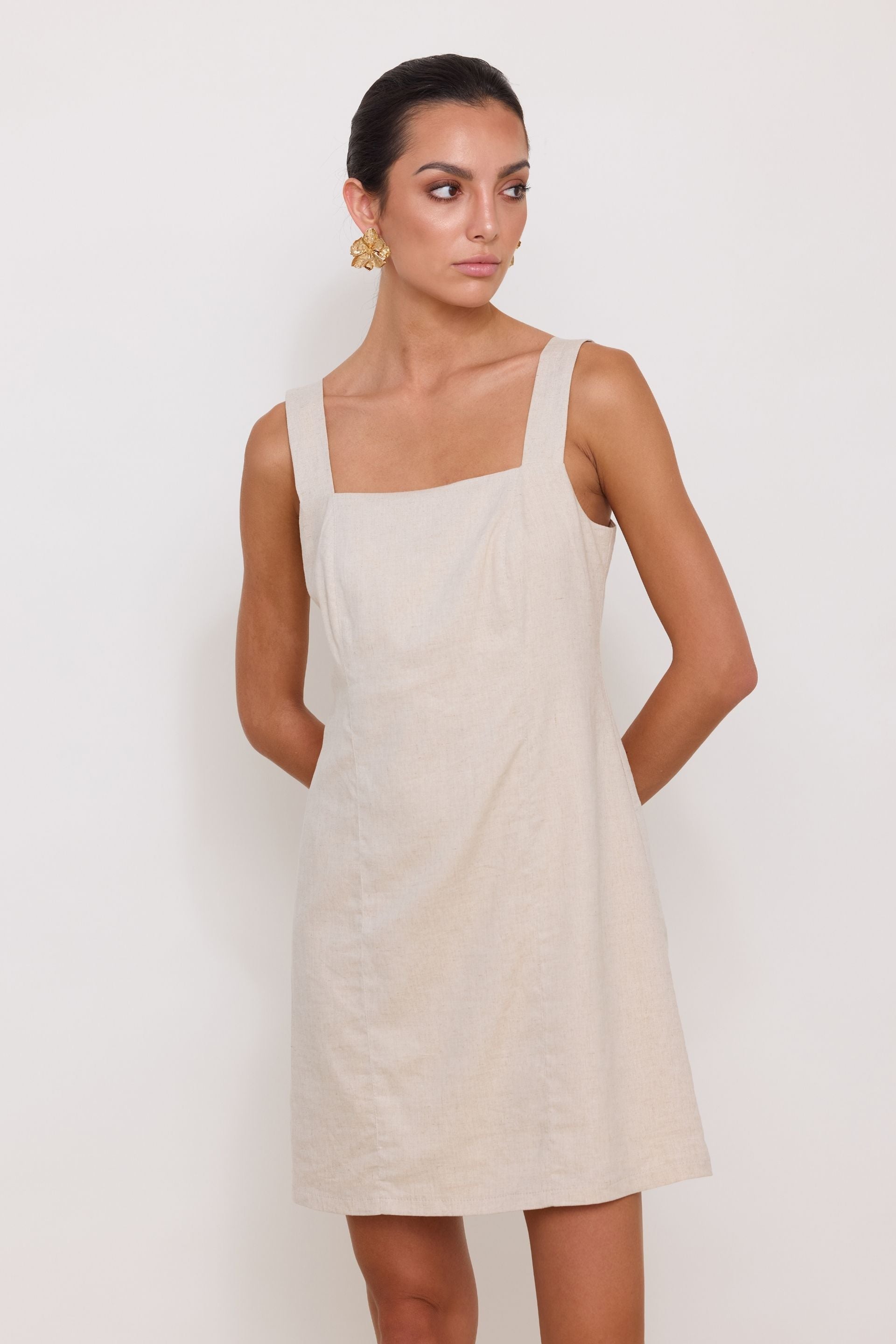 Sukienka z kwadratowym dekoltem z lnu i wiskozy beżowa