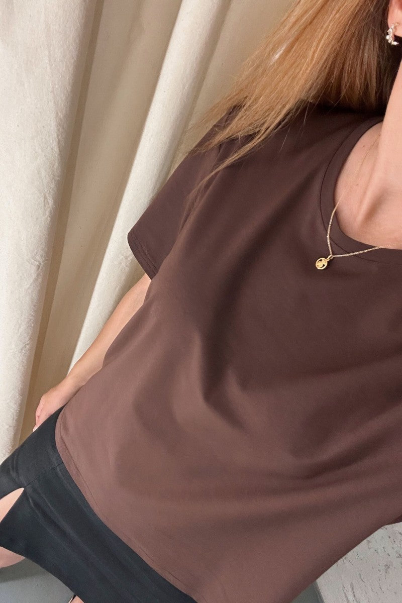 T-shirt basic o pudełkowym kroju czekoladowy